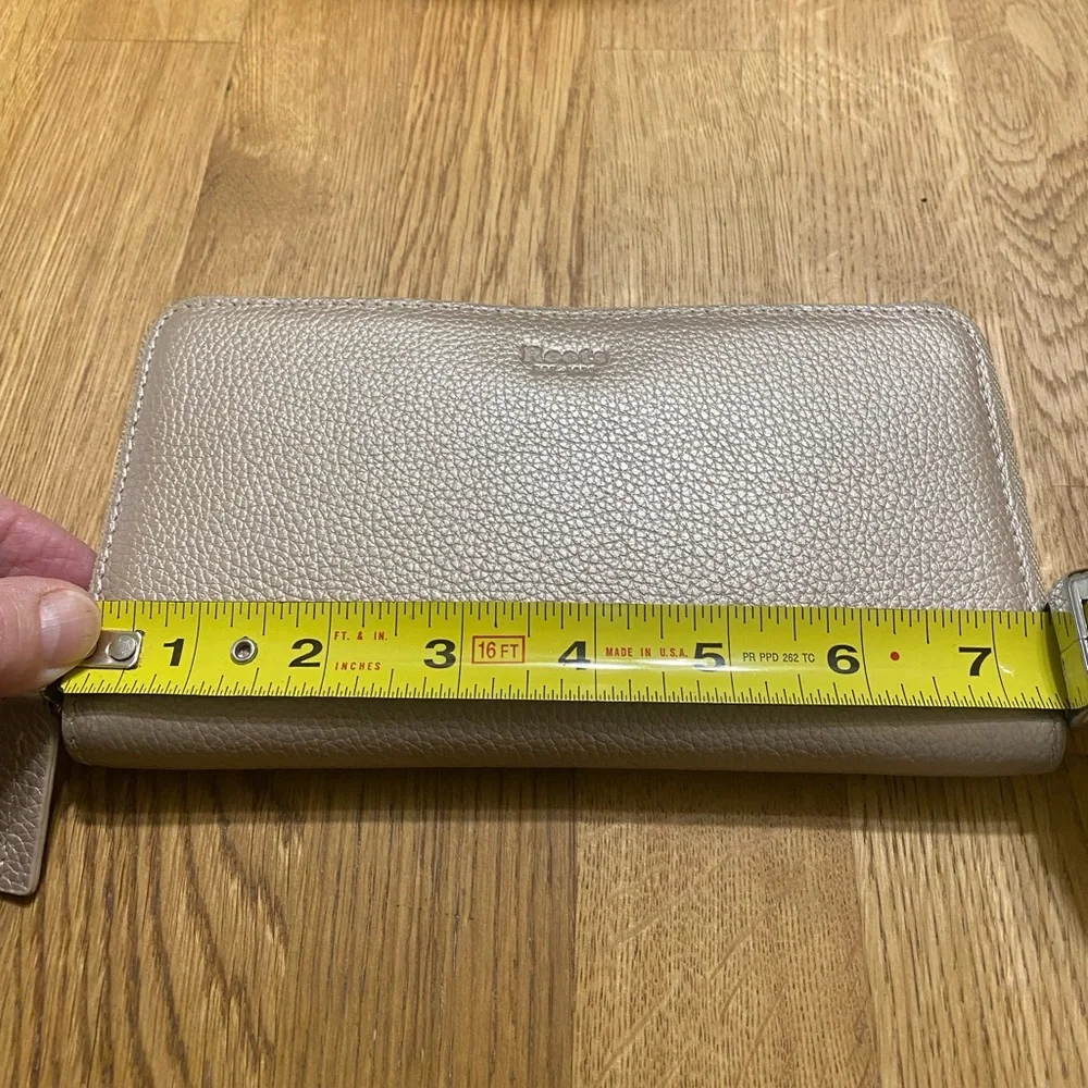 ROOTS LEATHER Cloud Zip Around Clutch USED ONCE ONLY - Picture 2 of 10